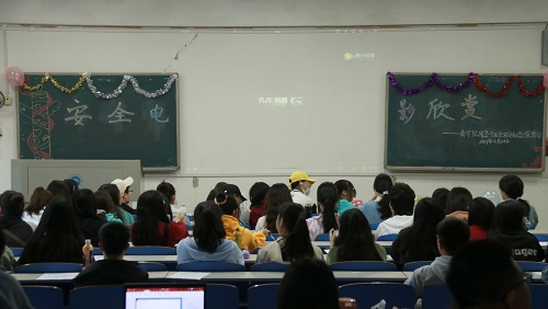 037d38aa2d404d93b6bbd9bc8aaf5153.jpg 同学们认真观赏电影.jpg