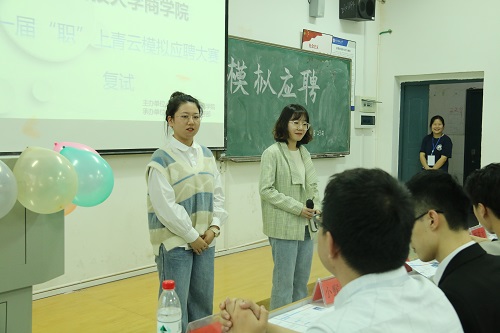 ddab25593fd74a9fa9dc6b395d752210.jpg 3参赛人认真听取面试官的意见.JPG