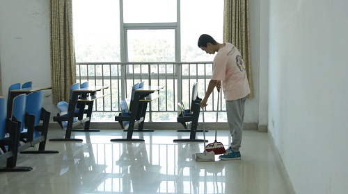 员工打扫三教教室.jpg