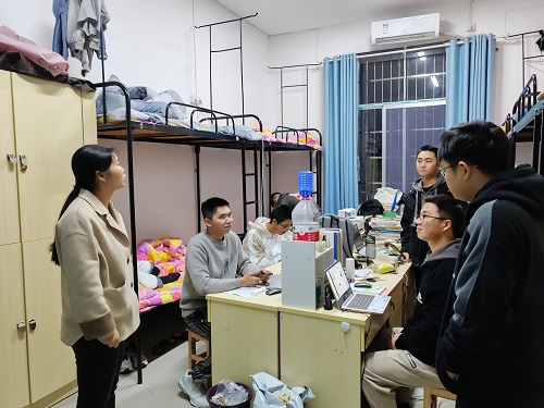 1df2c0f7908e436384a46c81daae2249.jpeg 辅导员与员工交谈.jpeg