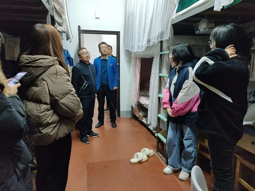 4b4286167394470aafa5d8a0f0f83278.jpeg 党委副书记王鹤与员工交谈.jpeg