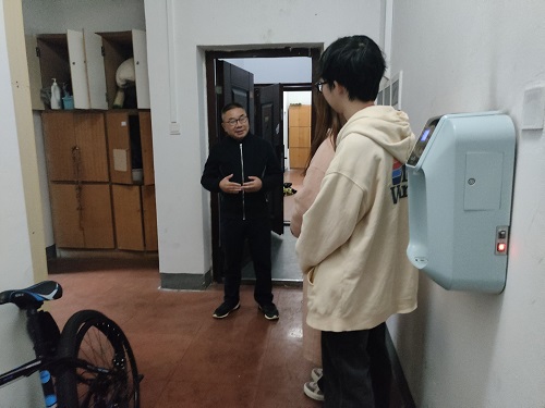 4268209565454d718e7e82f3eb91c24b.jpeg 党委书记叶文忠与员工交流.jpeg