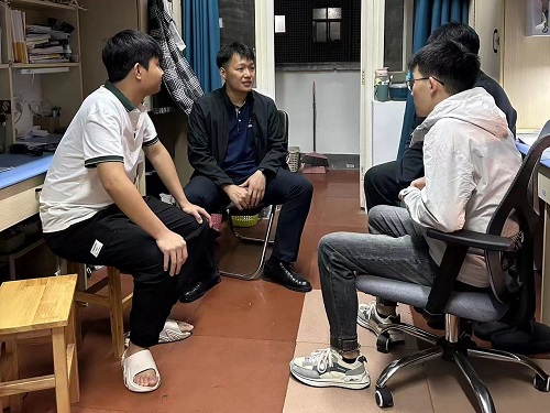 be275b61717244fe880b07c696d737c6.jpg 团委书记周帆与员工交流.jpg